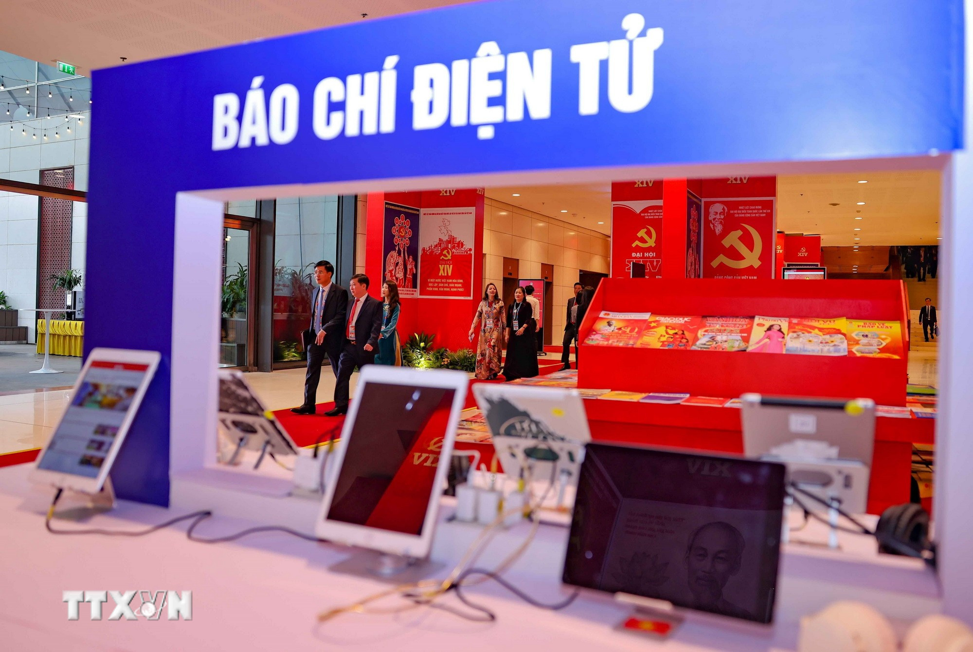 ttxvn-trung-bay-sach-bao-chao-mung-dai-hoi-xiv-1.jpg