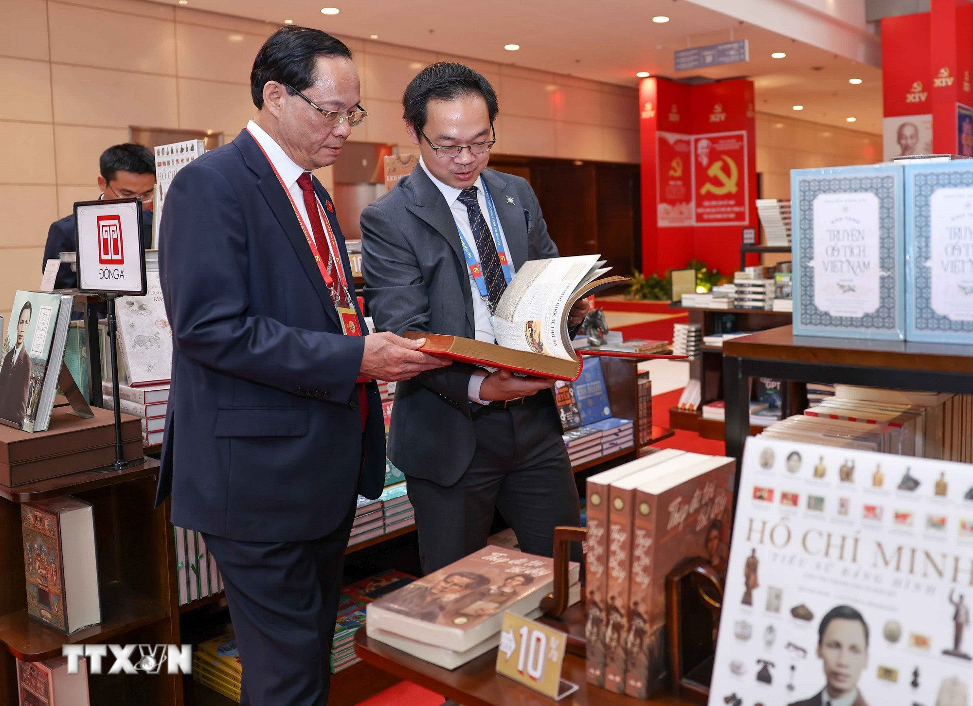 ttxvn-trung-bay-sach-bao-chao-mung-dai-hoi-xiv-3.jpg