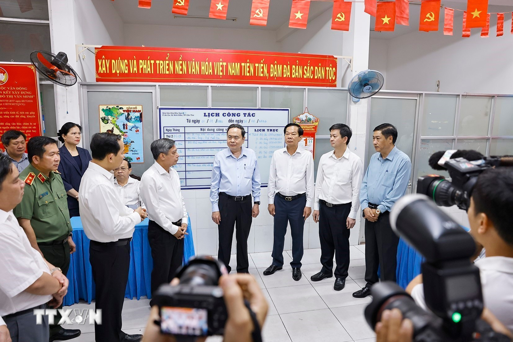 ttxvn-chu-tich-quoc-hoi-khao-sat-khu-vuc-bo-phieu-tai-phuong-ninh-kieu-can-tho-3.jpg