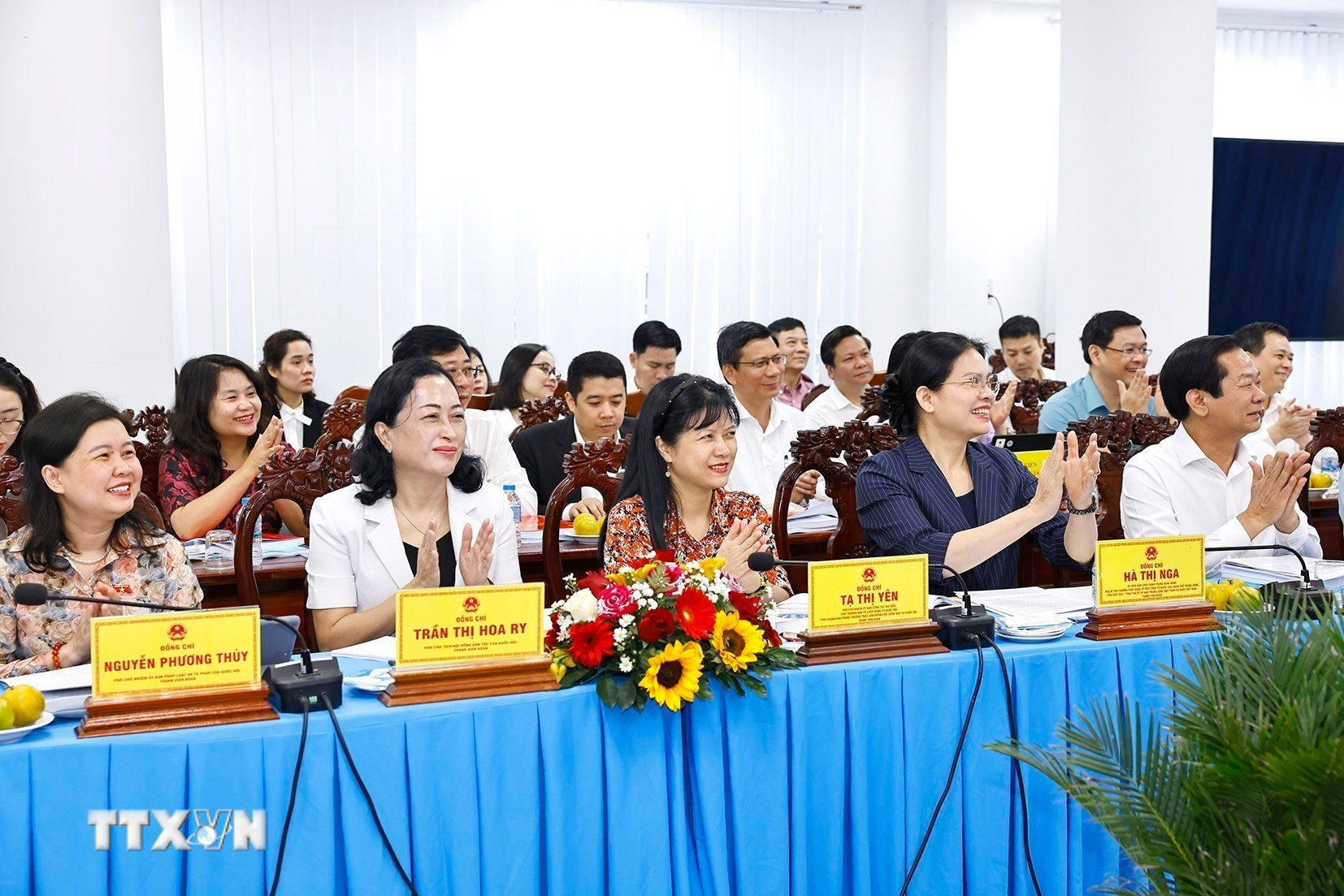 ttxvn-chu-tich-quoc-hoi-lam-viec-voi-uy-ban-bau-cu-thanh-pho-can-tho-6.jpg