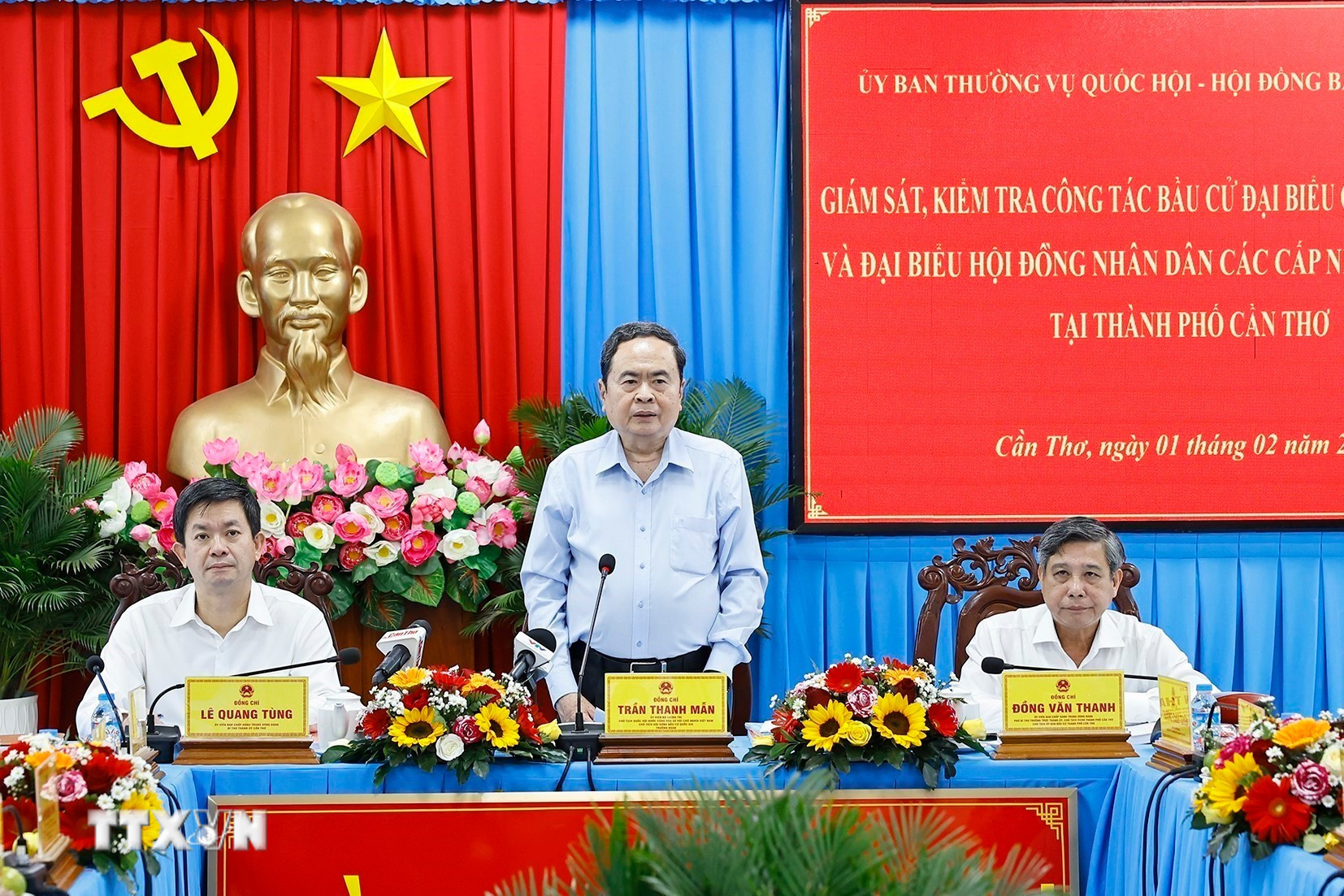 ttxvn-chu-tich-quoc-hoi-lam-viec-voi-uy-ban-bau-cu-thanh-pho-can-tho-7.jpg
