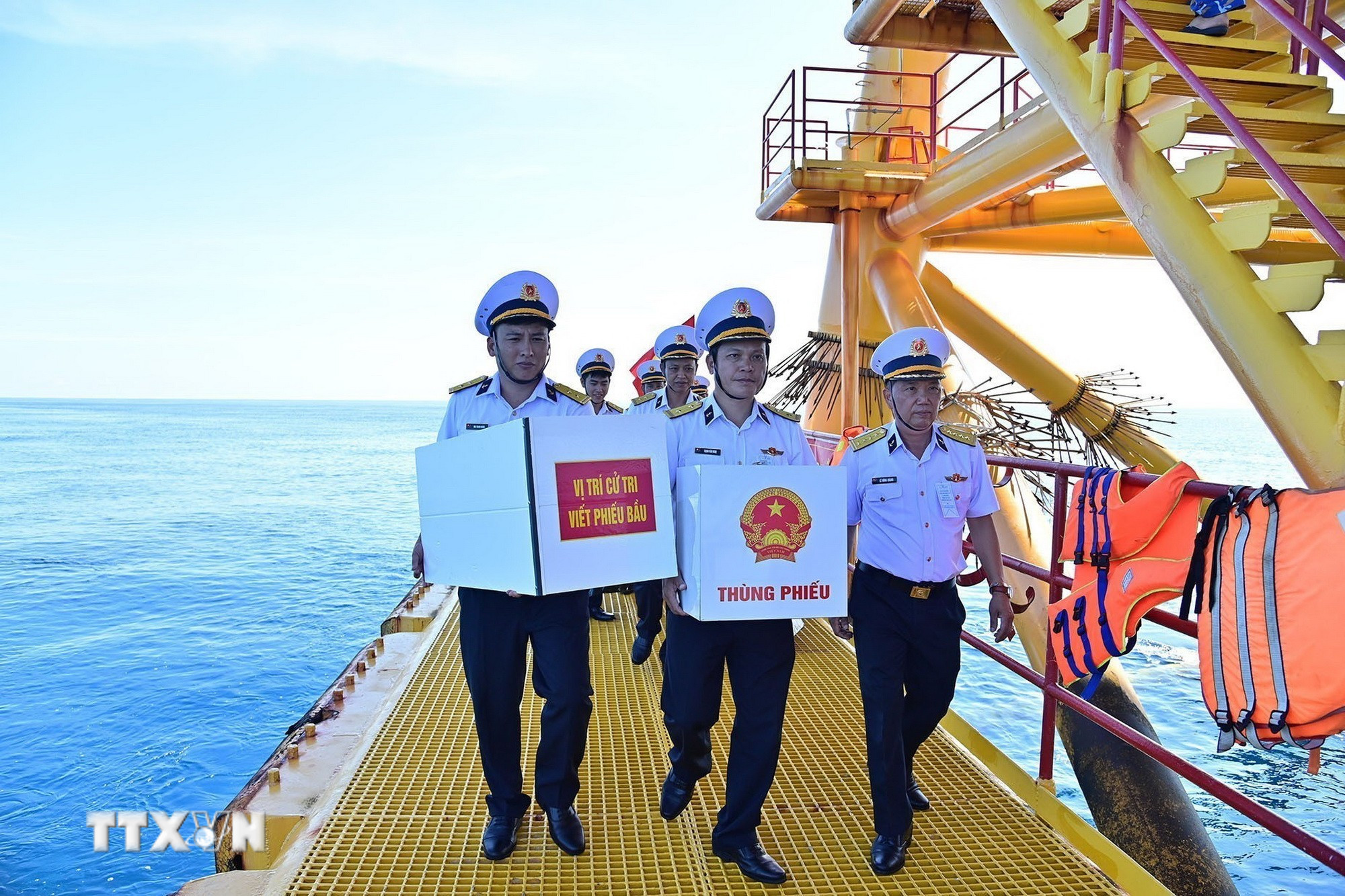 ttxvn-nhieu-don-vi-dang-lam-nhiem-vu-tren-bien-da-thuc-hien-bau-cu-som-1.jpg