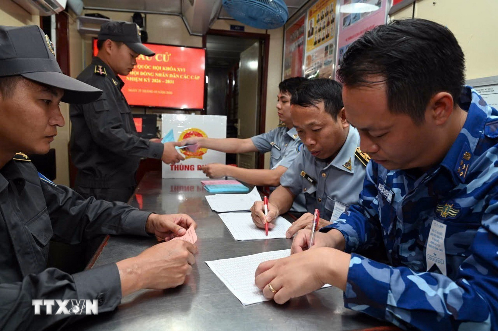 ttxvn-nhieu-don-vi-dang-lam-nhiem-vu-tren-bien-da-thuc-hien-bau-cu-som-6.jpg