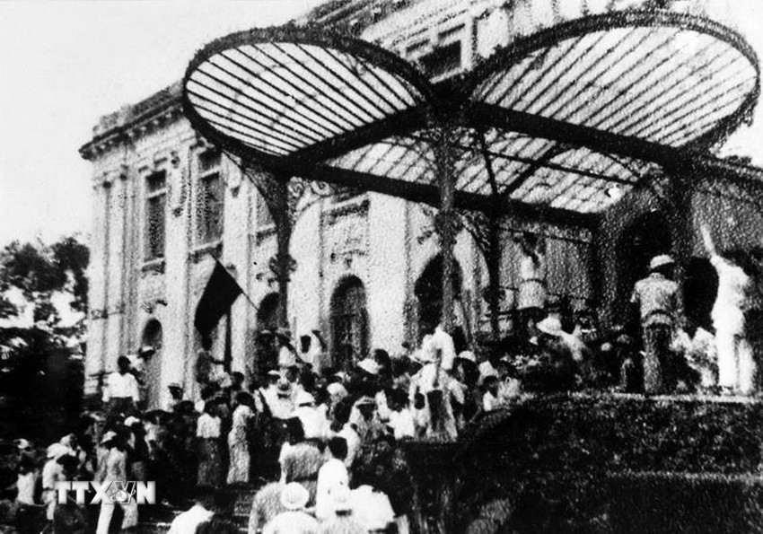 Ngày 19/8/1945, sau cuộc míttinh tại Quảng trường Nhà hát Lớn, quần chúng nhân dân Thủ đô đã đánh chiếm Bắc Bộ phủ, cơ quan đầu não của chính quyền tay sai Pháp ở Bắc Bộ. Cách mạng Tháng Tám là một bài học lịch sử, mở ra một thời đại mới ở Việt Nam, thời đại nhân dân Việt Nam làm chủ đất nước, làm chủ vận mệnh của chính mình. (Ảnh: TTXVN) ttxvn-cach-mang-thang-tam-2.jpg