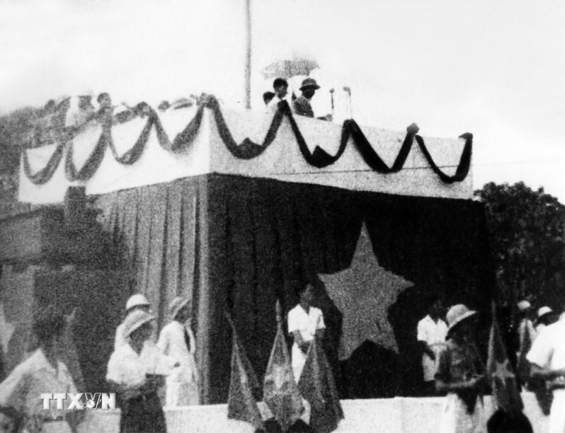 Sáng 2/9/1945, tại Quảng trường Ba Đình lịch sử, Chủ tịch Hồ Chí Minh đọc Tuyên ngôn Độc lập, khai sinh nước Việt Nam Dân chủ Cộng hòa. (Ảnh: TTXVN) ttxvn-cach-mang-thang-tam-4.jpg