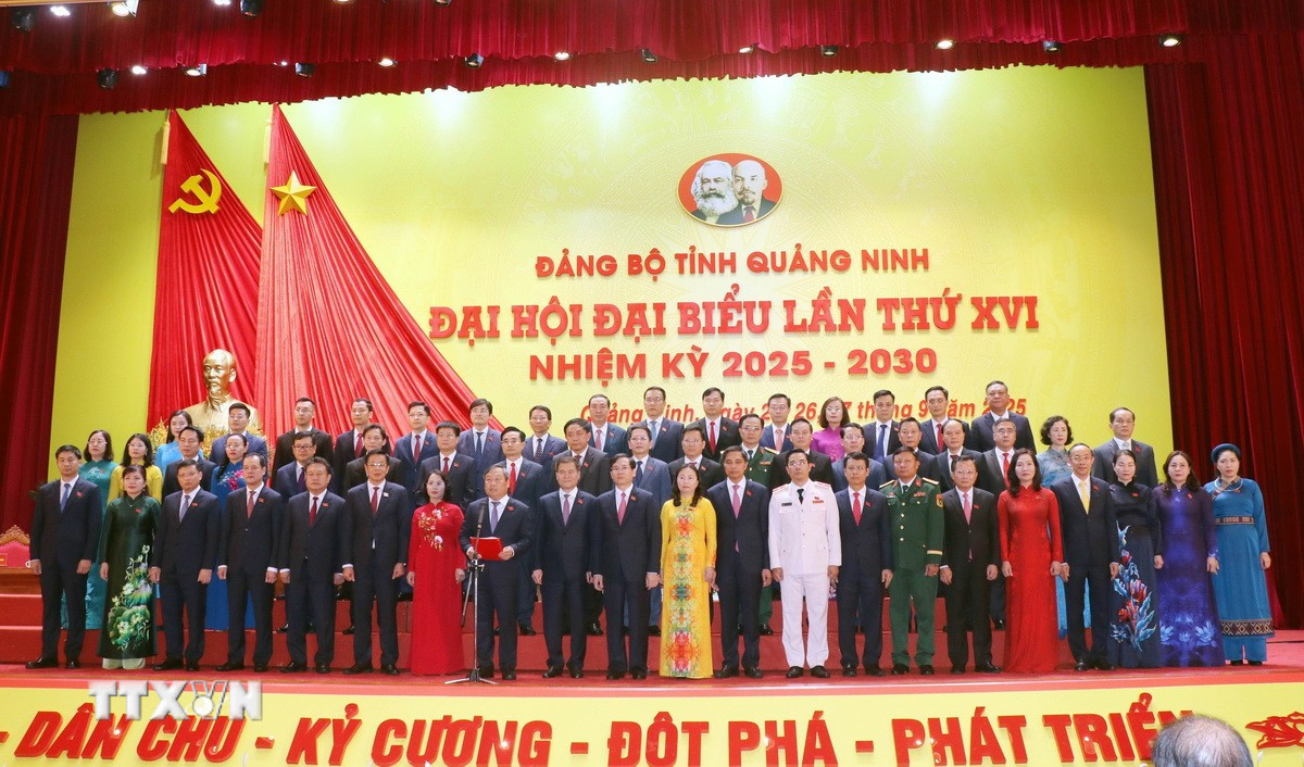 Ban Chấp hành Đảng bộ tỉnh Quảng Ninh khóa XVI ra mắt. (Ảnh: Văn Đức/TTXVN) ttxvn-bi-thu-quang-ninh-2.jpg