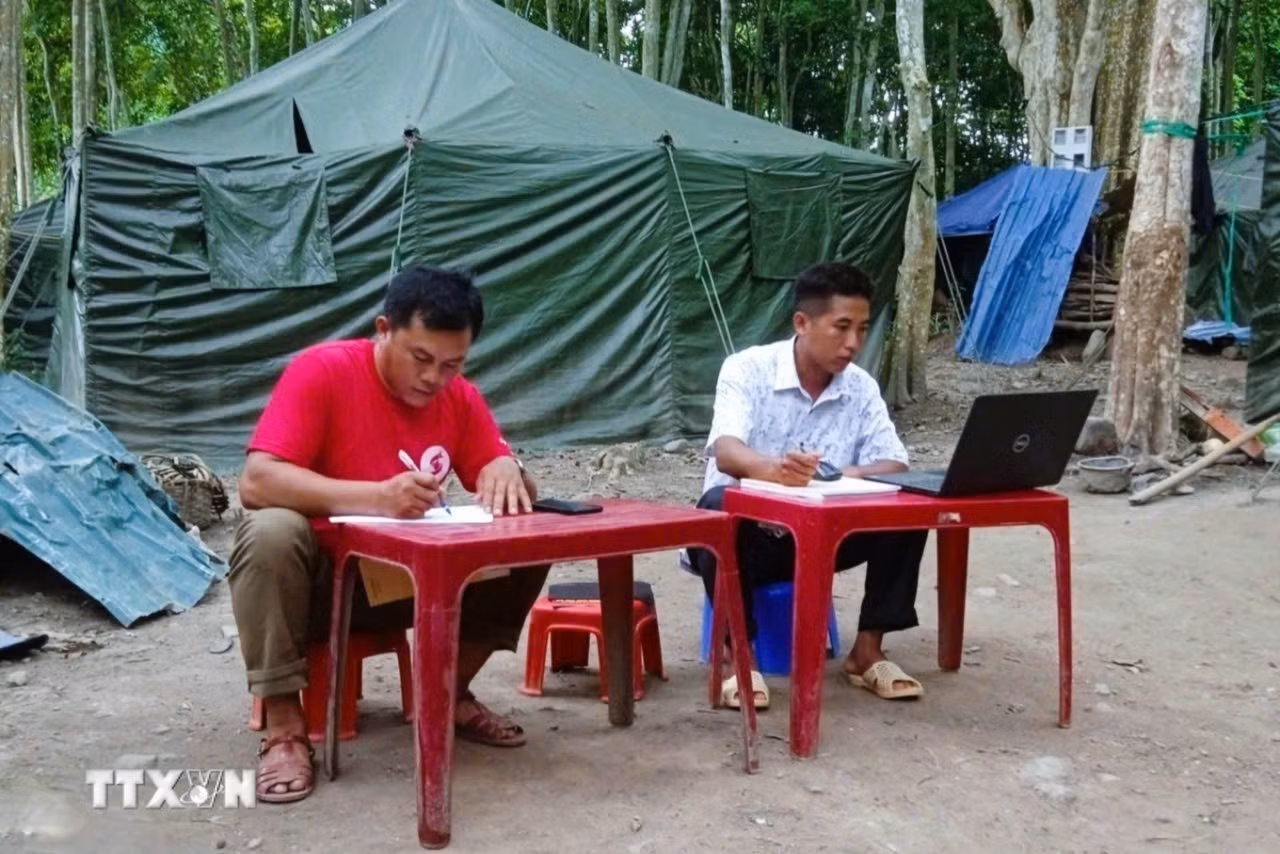 ttxvn-nghe-an-dong-bao-mong-ban-pha-mut-giu-lua-chi-bo-duoi-rung-sang-le-2.jpg