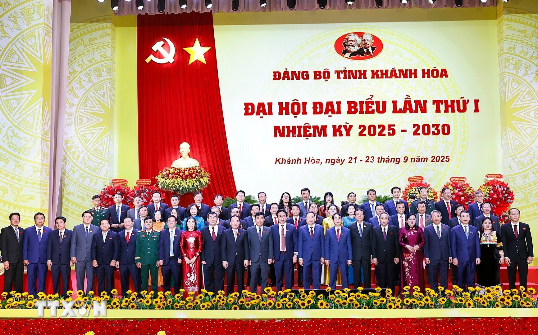 Chủ tịch Quốc hội Trần Thanh Mẫn với đại biểu. (Ảnh: Doãn Tấn/TTXVN) ttxvn-chu-tich-quoc-hoi-dang-bo-tinh-khanh-hoa-16.jpg