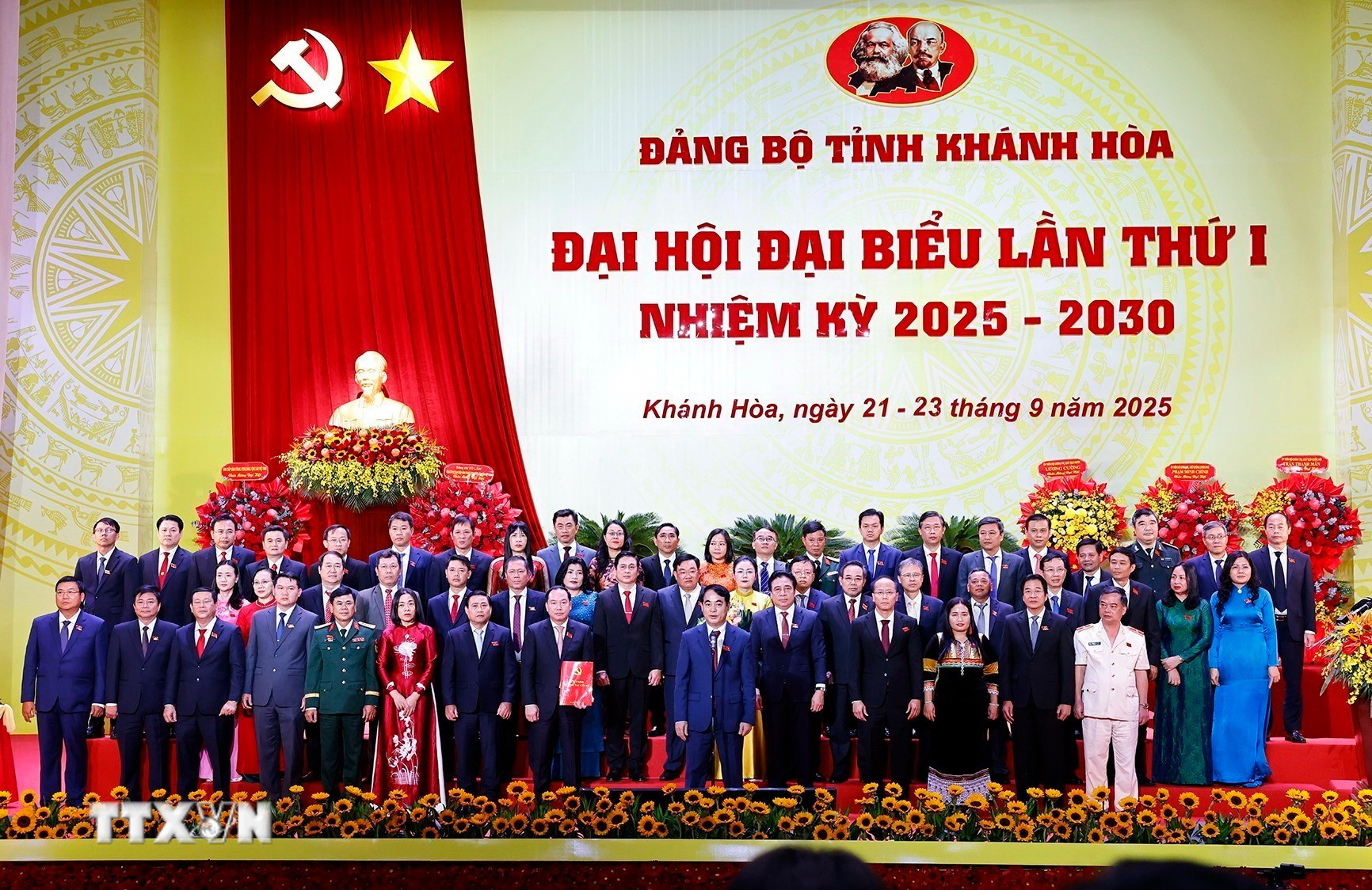 Ban Chấp hành Đảng bộ tỉnh nhiệm kỳ 2025-2030 ra mắt nhận nhiệm vụ. (Ảnh: Doãn Tấn/TTXVN) ttxvn-chu-tich-quoc-hoi-dang-bo-tinh-khanh-hoa-20.jpg