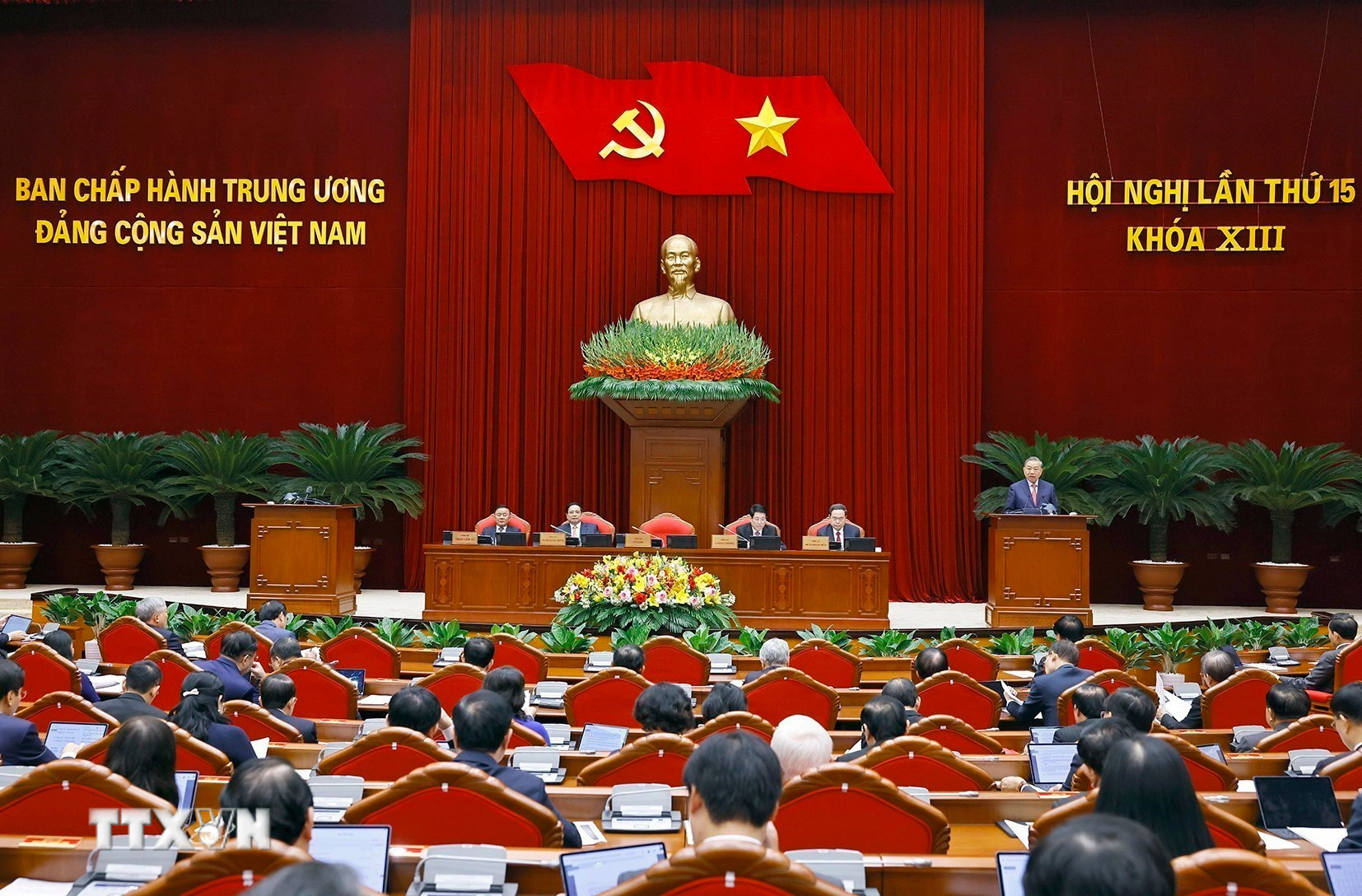 ttxvn-hoi-nghi-trung-uong-15.jpg