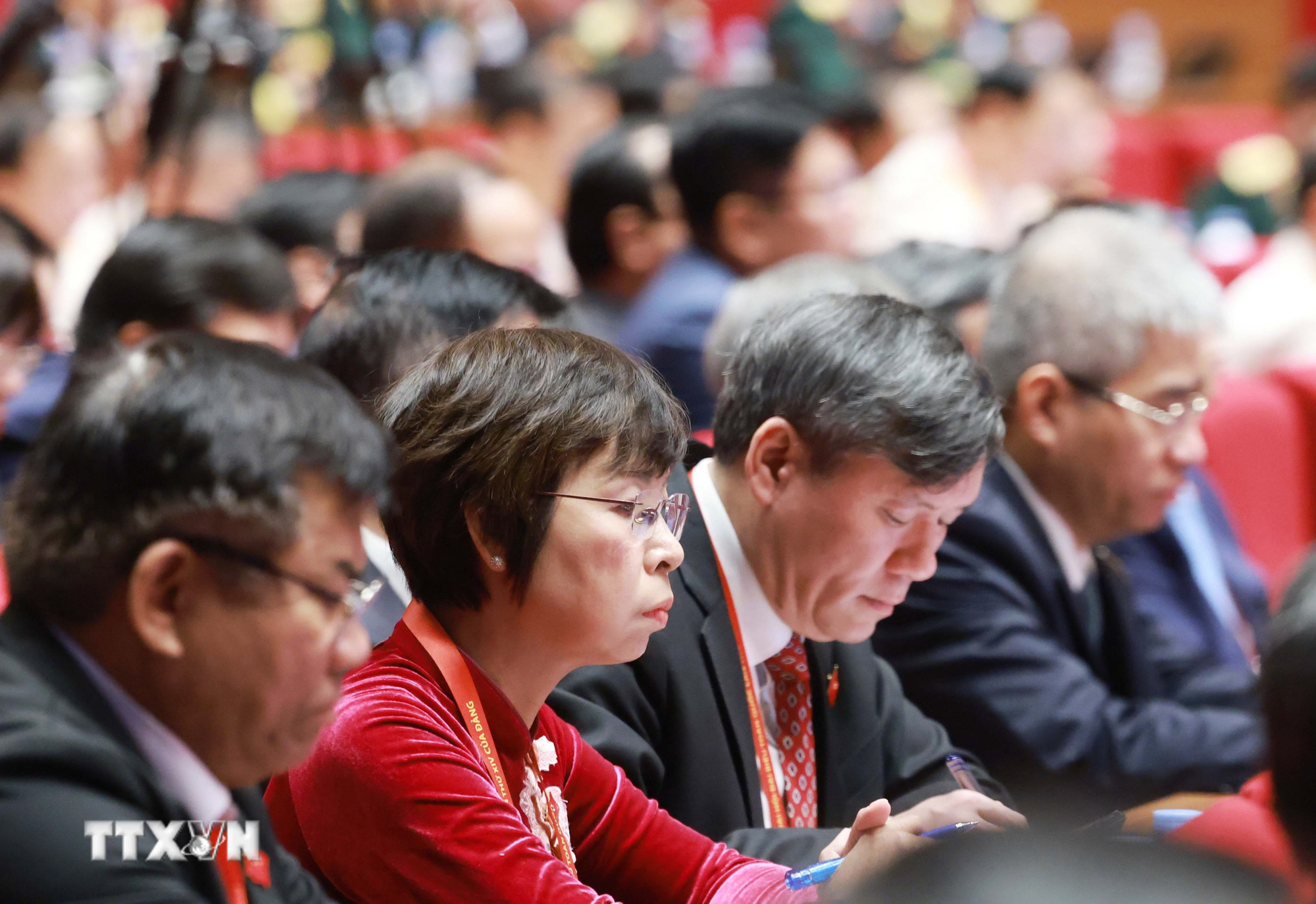 ttxvn-dai-hoi-dang-xiv-phien-thao-luan-tai-hoi-truong-ve-cac-van-kien-dai-hoi-22.jpg