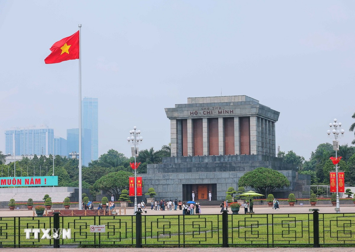Lăng Chủ tịch Hồ Chí Minh rực rỡ cờ, băng rôn dịp Quốc khánh 2/9. (Ảnh: Hoàng Hiếu/TTXVN) ttxvn-lang-bac.jpg