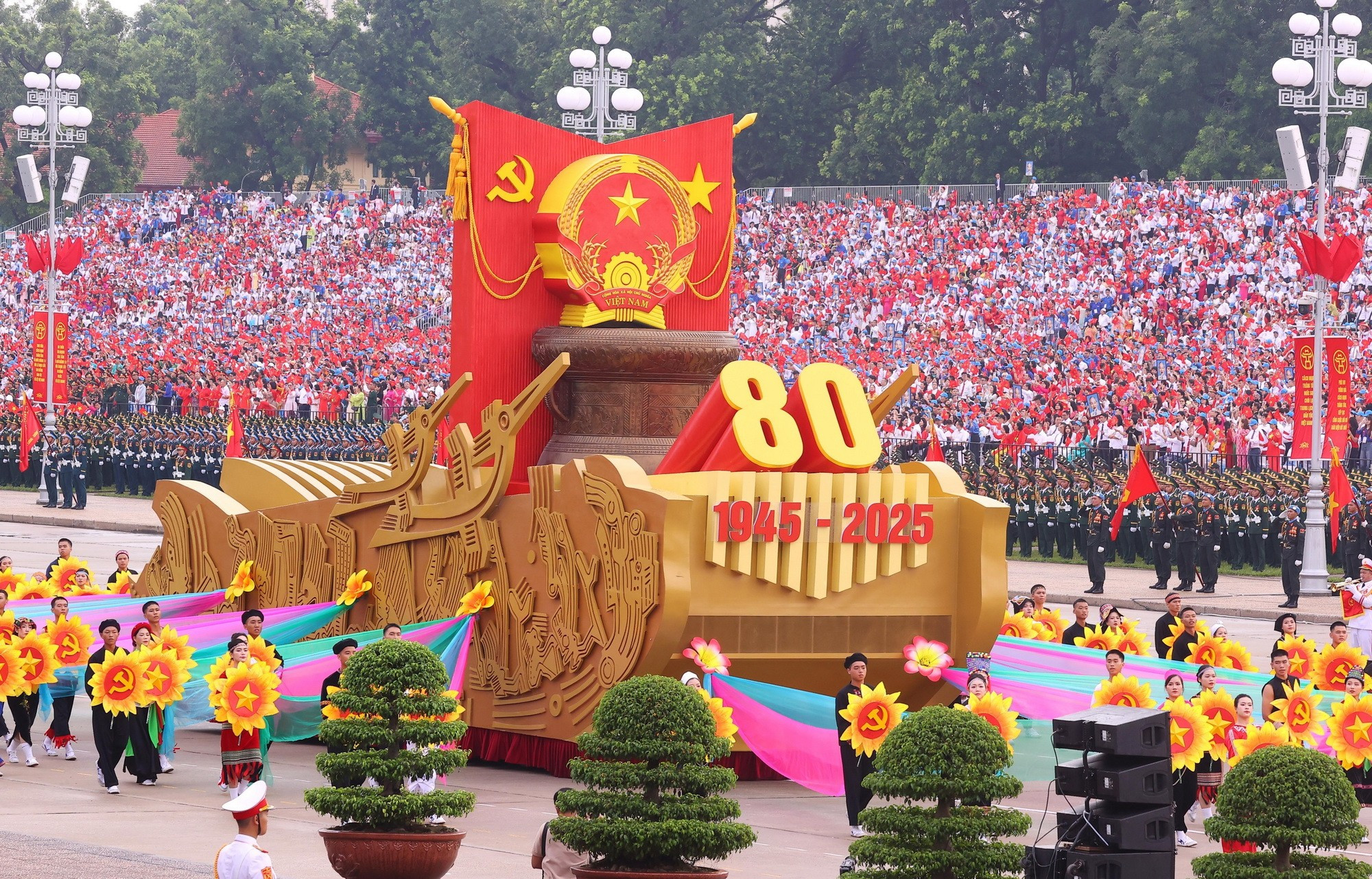 Xe mô hình Quốc huy nước Cộng hòa Xã hội Chủ nghĩa Việt Nam đi đầu khối diễu binh, diễu hành. (Ảnh: TTXVN) quoc-khanh-3.jpg