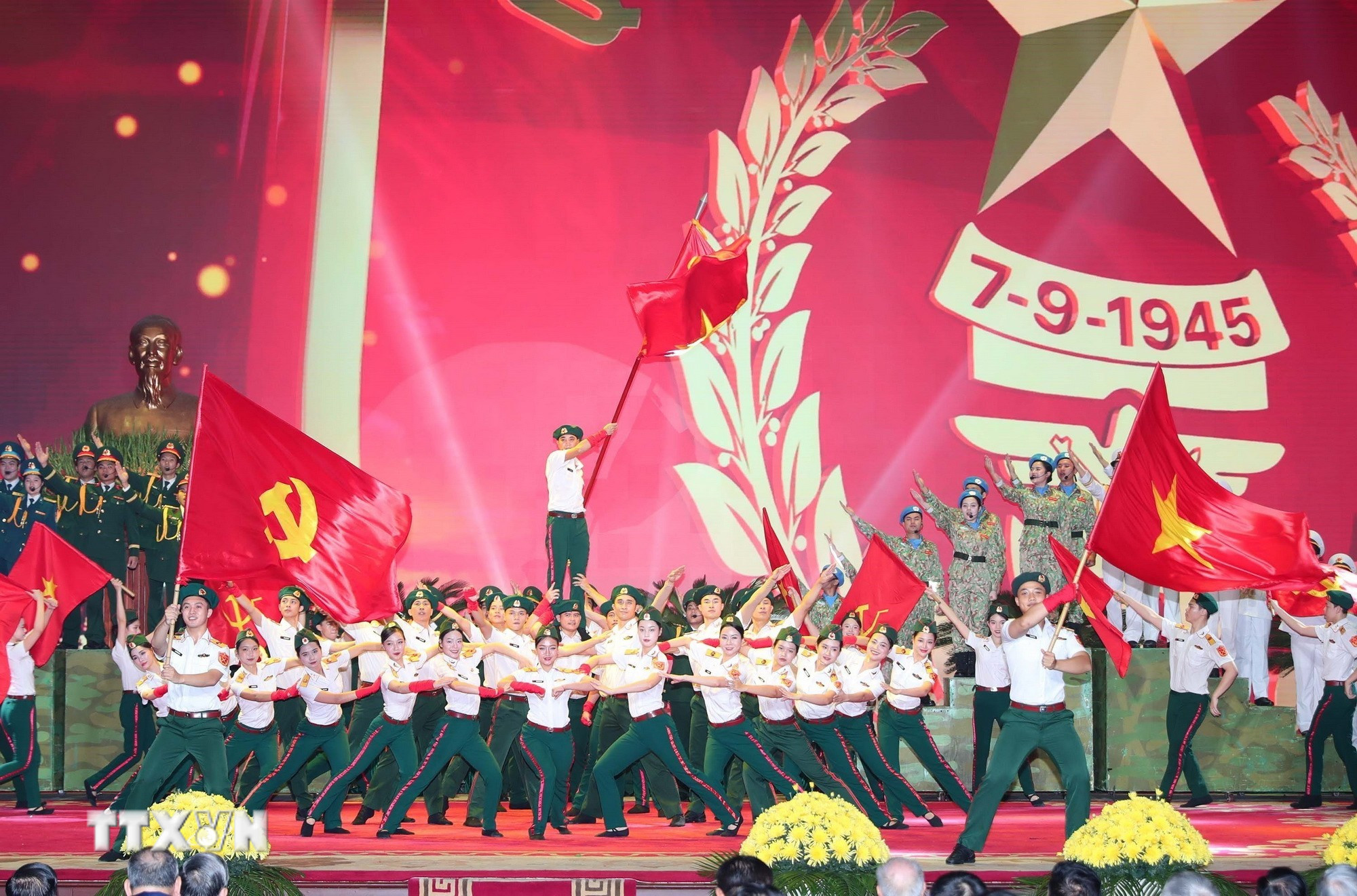 Chương trình nghệ thuật chào mừng lễ kỷ niệm. (Ảnh: Trọng Đức/TTXVN) ttxvn-tong-bi-thu-bo-tong-tham-mu.jpg