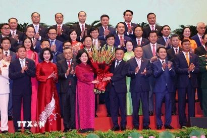 Đồng chí Trần Cẩm Tú, Ủy viên Bộ Chính trị, Thường trực Ban Bí thư tặng hoa Ban Chấp hành Đảng bộ thành phố Hà Nội lần thứ 18, nhiệm kỳ 2025-2030 ra mắt Đại hội. (Ảnh: Văn Điệp/TTXVN)