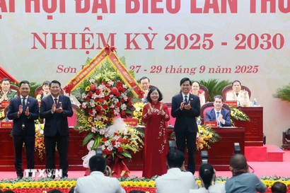 Ủy viên Bộ Chính trị, Bí thư Thành ủy Hà Nội Bùi Thị Minh Hoài tặng hoa chúc mừng Đại hội. (Ảnh: Quang Quyết/TTXVN)