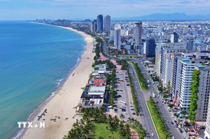 Thành phố Đà Nẵng nay đã trở thành điểm đến du lịch nổi tiếng trong nước và quốc tế, với lợi thế hạ tầng phát triển và bãi biển trải dài hàng trăm cây số. (Ảnh: Quốc Dũng/TTXVN)