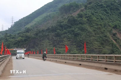 Nhiều đường phố ở xã miền núi Bến Giằng với sắc đỏ cờ Tổ quóc chào mừng Đại hội lần thứ XIV của Đảng. (Ảnh: Đỗ Trưởng/TTXVN)