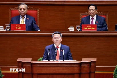 Đồng chí Nguyễn Mạnh Hùng, Phó Giám đốc Học viện Chính trị quốc gia Hồ Chí Minh, trình bày tham luận “Hoàn thiện lý luận về đường lối đổi mới của Đảng trong kỷ nguyên vươn mình của dân tộc”. (Ảnh: TTXVN)