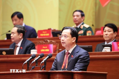 Đồng chí Hoàng Văn Nghiệm, Bí thư Tỉnh ủy, Trưởng Đoàn đại biểu Quốc hội tỉnh Sơn La, trình bày tham luận “Phát triển kinh tế xanh gắn với nông nghiệp ứng dụng công nghệ cao và du lịch sinh thái bền vững”. (Ảnh: TTXVN)