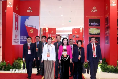 Các đại biểu đến dự phiên thảo luận tại hội trường về các văn kiện Đại hội, chiều 21/1. (Ảnh: TTXVN)