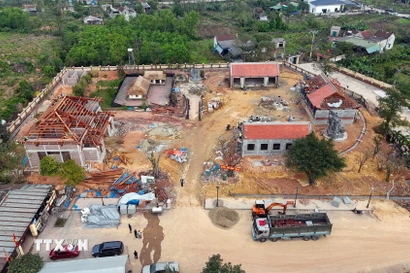 Dự án tu bổ, tôn tạo khu mộ và khu lưu niệm cố Tổng Bí thư Hà Huy Tập (xã Cẩm Hưng) đang được các đơn vị đẩy nhanh tiến độ thi công. (Ảnh: Hữu Quyết/TTXVN)