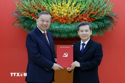 Tổng Bí thư Tô Lâm trao Quyết định của Bộ Chính trị điều động, phân công, bổ nhiệm đồng chí Lê Minh Trí giữ chức Phó Trưởng Ban Thường trực Ban Nội chính Trung ương. (Ảnh: Thống Nhất/TTXVN)