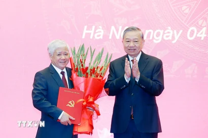 Tổng Bí thư Tô Lâm trao Quyết định của Bộ Chính trị phân công, chỉ định đồng chí Đỗ Văn Chiến giữ chức Phó Bí thư Thường trực Đảng uỷ Quốc hội. (Ảnh: Thống Nhất/ TTXVN)