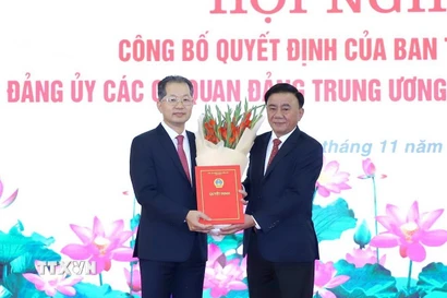 Đồng chí Trần Cẩm Tú, Ủy viên Bộ Chính trị, Thường trực Ban Bí thư, Bí thư Đảng ủy các cơ quan Đảng Trung ương trao quyết định chỉ định Bí thư Đảng ủy Tòa án Nhân dân Tối cao nhiệm kỳ 2025-2030 cho đồng chí Nguyễn Văn Quảng. (Ảnh: TTXVN phát)