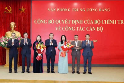 Lãnh đạo Văn phòng Trung ương Đảng chúc mừng đồng chí Nguyễn Thị Thu Hà và đồng chí Lâm Thị Phương Thanh. (Ảnh: Phương Hoa/TTXVN)