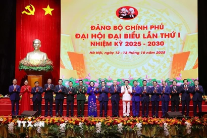 Ban Thường vụ Đảng ủy Chính phủ nhiệm kỳ 2025-2030 ra mắt Đại hội. (Ảnh: Văn Điệp/TTXVN)