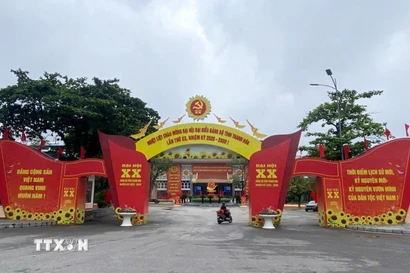 Công tác chuẩn bị trang trí khánh tiết chuẩn bị cho Đại hội Đảng bộ tỉnh Thanh Hóa lần thứ XX, nhiệm kỳ 2025- 2030 diễn ra từ ngày 14-16/10. (Ảnh: Việt Hoàng/TTXVN)