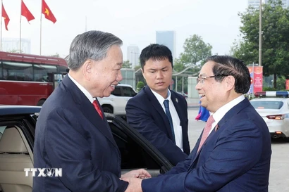 Thủ tướng Phạm Minh Chính đón Tổng Bí thư Tô Lâm đến dự đại hội. (Ảnh: TTXVN)