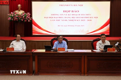 Các đồng chí lãnh đạo thành phố Hà Nội chủ trì họp báo. (Ảnh: Vũ Quang/TTXVN) 