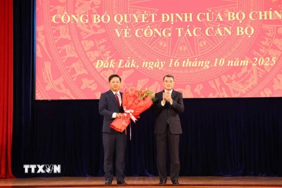 Trưởng Ban Tổ chức Lê Minh Hưng trao quyết định của Bộ Chính trị cho đồng chí Lương Nguyễn Minh Triết. (Ảnh: Ngọc Minh/TTXVN)