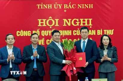 Các đồng chí lãnh đạo tỉnh Bắc Ninh chúc mừng đồng chí Trần Huy Phương. (Ảnh: Đỗ Huyền/TTXVN)