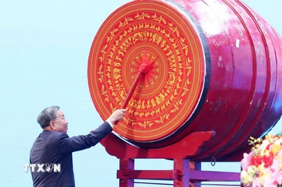 Tổng Bí thư Tô Lâm đánh trống khai giảng năm học 2025-2026. (Ảnh: Thống Nhất/TTXVN)