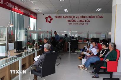Người dân làm thủ tục tại Trung tâm phục vụ hành chính công phường 1 Bảo Lộc (Lâm Đồng). (Ảnh: Kha Phạm/TTXVN)