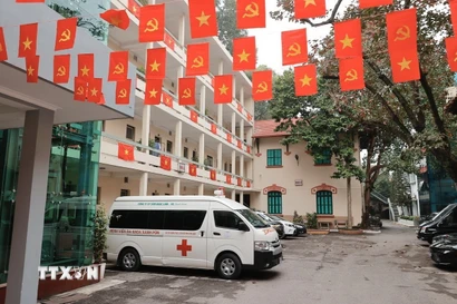 Tổ y tế bệnh viện đa khoa Xanh Pôn chuẩn bị sẵn sàng tham gia phục vụ Đại hội Đảng. (Ảnh: Minh Quyết/TTXVN)