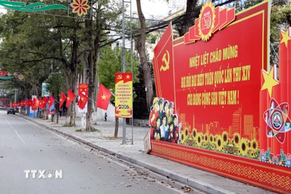Các tuyến phố trung tâm tại các địa phương rực rỡ cờ hoa chào mừng Đại hội XIV của Đảng. (Ảnh: Văn Đạt/TTXVN)