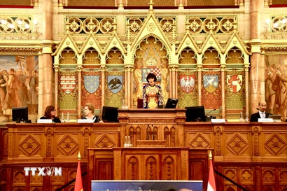 Chủ tịch Diễn đàn Phụ nữ Việt Nam tại châu Âu, Tiến sỹ Phan Bích Thiện phát biểu tại Diễn đàn "Định vị giá trị Việt ở nước ngoài trong kỷ nguyên số". (Ảnh: Phương Hoa/TTXVN)