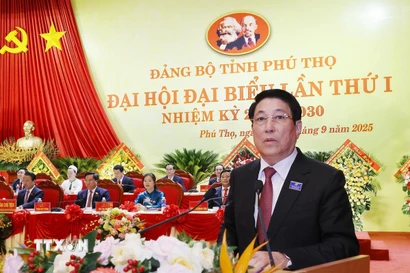Chủ tịch nước Lương Cường trao Quyết định của Bộ Chính trị và tặng hoa chúc mừng Ban Chấp hành Đảng bộ tỉnh Phú Thọ nhiệm kỳ 2025- 2030. (Ảnh: Lâm Khánh/ TTXVN)