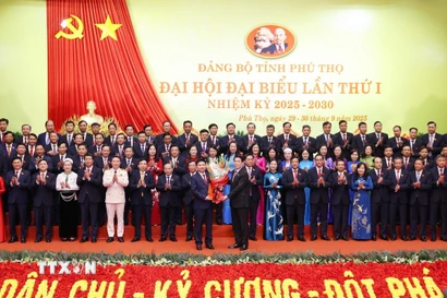 Chủ tịch nước Lương Cường trao Quyết định của Bộ Chính trị và tặng hoa chúc mừng Ban Chấp hành Đảng bộ tỉnh Phú Thọ nhiệm kỳ 2025-2030. (Ảnh: Lâm Khánh/TTXVN)