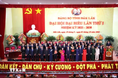 Ban Chấp hành Tỉnh ủy Đắk Lắk nhiệm kỳ 2025-2030 ra mắt Đại hội. (Ảnh: Ngọc Minh /TTXVN)
