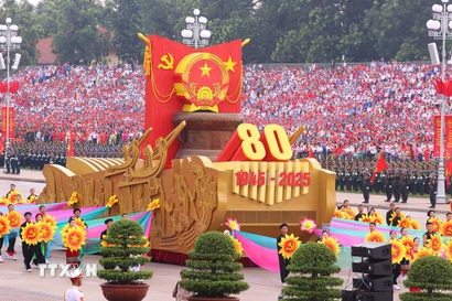 Xe mô hình Quốc huy nước Cộng hòa xã hội chủ nghĩa Việt Nam đi đầu khối diễu binh, diễu hành. (Ảnh: TTXVN)