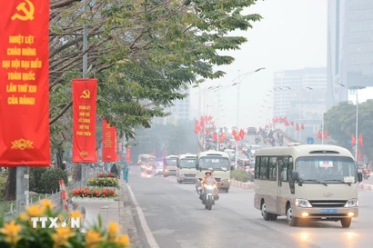 Đoàn xe chở các đại biểu dự Đại hội đại biểu toàn quốc lần thứ XIV của Đảng di chuyển trên đường Nguyễn Chí Thanh về Trung tâm Hội nghị Quốc gia. (Ảnh: TTXVN)