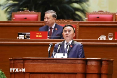 Đồng chí Trần Cẩm Tú, Ủy viên Bộ Chính trị, Thường trực Ban Bí thư tuyên bố lý do, khai mạc phiên họp trù bị Đại hội XIV của Đảng. (Ảnh: TTXVN)