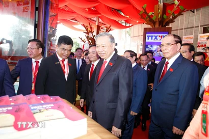 Tổng Bí thư Tô Lâm cùng các đồng chí lãnh đạo Đảng, Nhà nước tham quan triển lãm tại Đại hội Đảng bộ Thành phố Hồ Chí Minh. (Ảnh: Thanh Vũ/TTXVN)