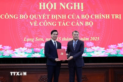 Ủy viên Bộ Chính trị, Bí thư Trung ương Đảng, Trưởng ban Tổ chức Trung ương Lê Minh Hưng trao quyết định cho tân Bí thư Tỉnh ủy Lạng Sơn Hoàng Quốc Khánh. (Ảnh: Văn Đạt/TTXVN)