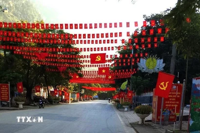 Không khí rực rỡ cờ hoa tại trung tâm xã Bắc Mê, chào mừng Đại hội Đảng bộ tỉnh Tuyên Quang lần thứ nhất, nhiệm kỳ 2025-2030. (Ảnh: TTXVN phát)